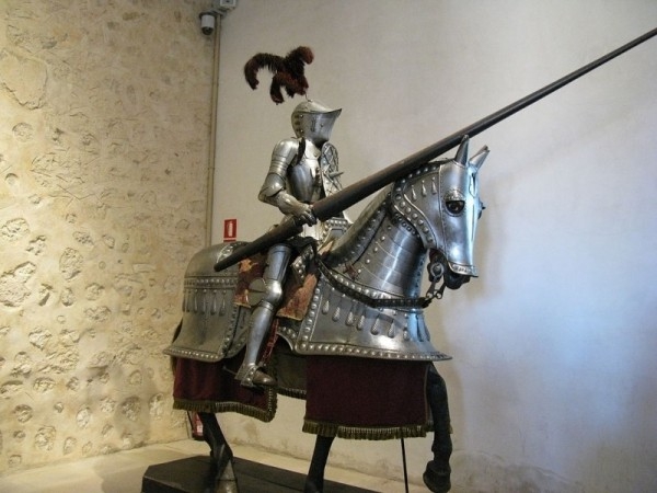 http://en.wikipedia.org/wiki/File:Caballero_Armadura_4_Alcazar_Segovia_2010.jpg