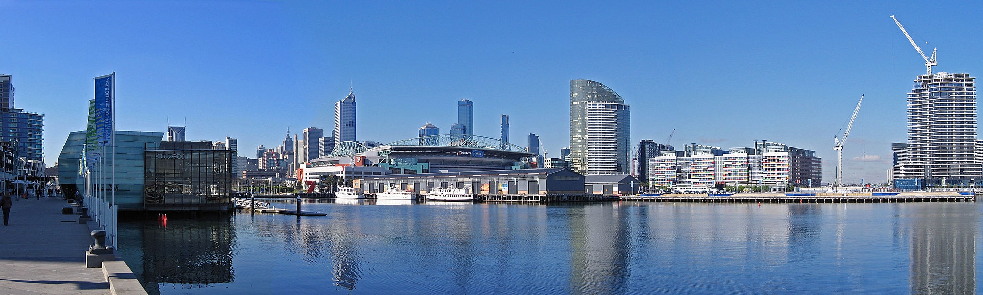 ФОТО: Melbourne from Waterfront City, Docklands Pano, 20.07.06“. Под лиценцом CC BY-SA 3.0 са сајта Викимедијина остава - https://commons.wikimedia.org/wiki/File:Melbourne_from_Waterfront_City,_Docklands_Pano,_20.07.06.jpg#/media/File:Melbourne_from_Waterfront_City,_Docklands_Pano,_20.07.06.jpg by Jjron